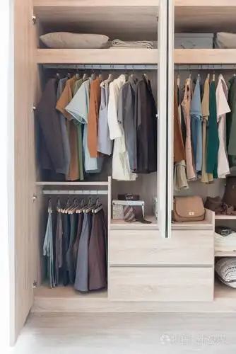 挂在木制衣柜栏杆上的衣服