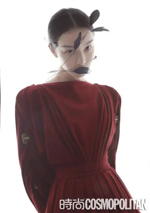 鲶鱼脸倪妮最新时尚大片绝了淡妆出镜媚眼如丝尽显风情