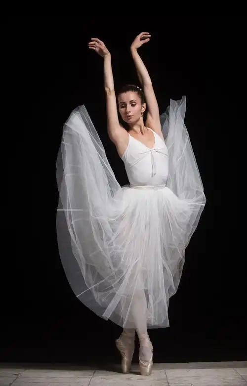 户外运动posing俄罗斯舞者