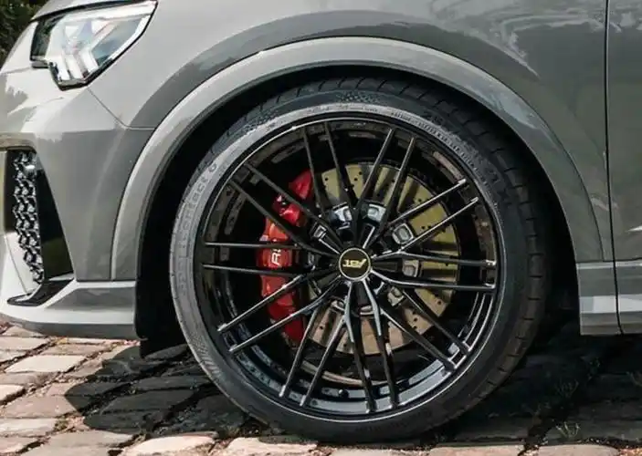 版的基础上进行了更多运动化的升级,车身侧面换装了更大尺寸的abt轮毂