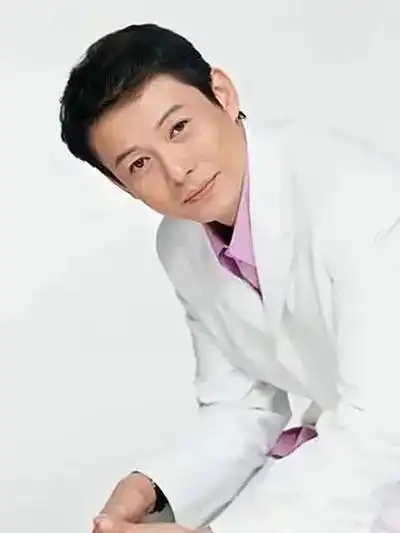 程前主持《欢乐总动员》的时候,其英俊洒脱,机敏幽默的主持风格给观众