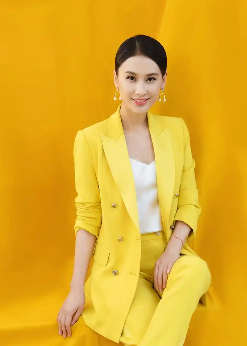 黄圣依穿黄西装优雅不失活力 配珍珠耳环高贵大气