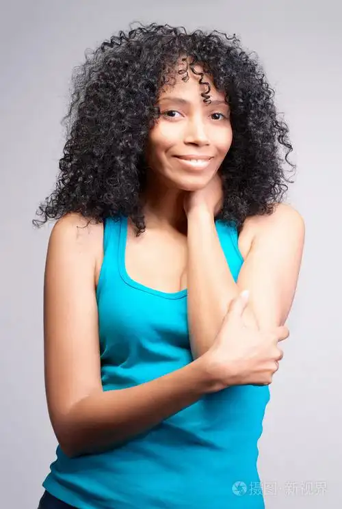 黑白混血女孩与深色卷发