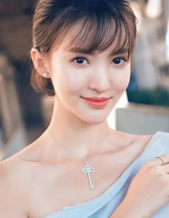 金晨发红衣写真!肤白貌美大长腿太性感撩人