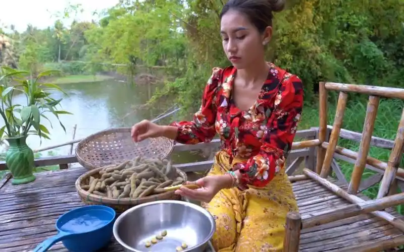 柬埔寨农村美女,在家里做粉丝蒸鸡,太美味了
