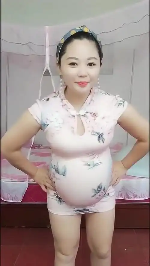 中年孕妇肚子这么大还穿旗袍,看着就觉得勒,网友:奇葩行为!