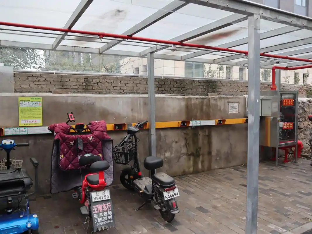 海淀这个社区电动车棚用上了防火喷淋系统,居民更安心了