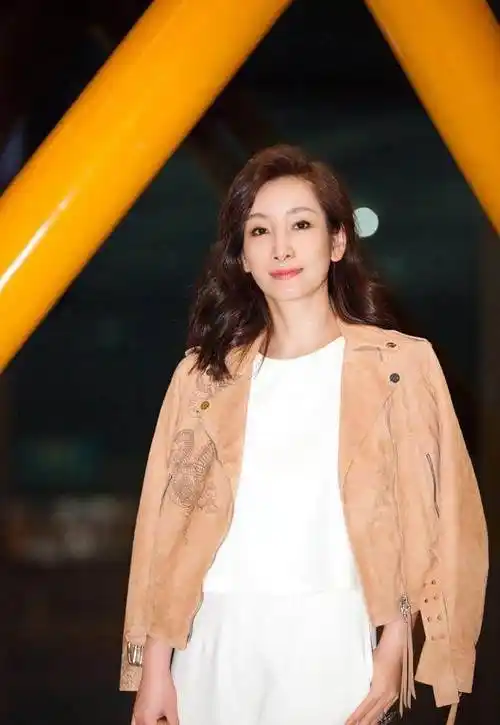 17岁走访了日本26个城市,因"丑"输给李湘,跑去"变脸"后嫁人_秦海璐