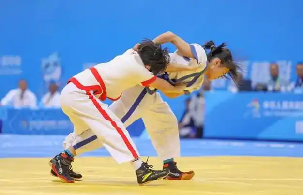 学青会中国式摔跤比赛首日决出3枚金牌