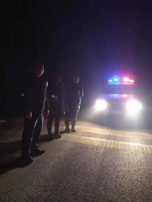 口镇派出所山底何村警务室开展冬季夜防巡逻