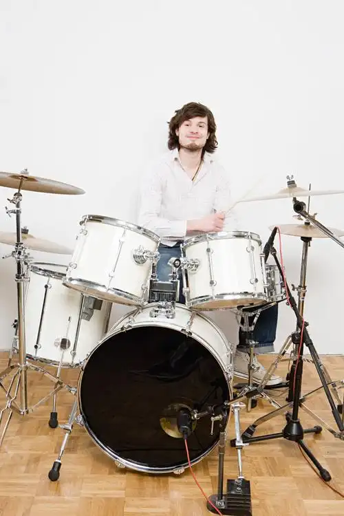 打架子鼓的外国男人高清大图