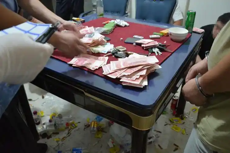 图为现场查获的赌资.