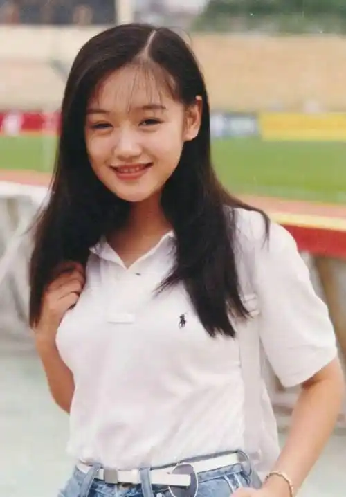 "哈妹"薛佳凝晒旧照!polo衫配长发一脸清纯,难怪当年迷倒胡歌