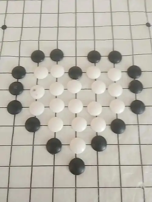用五子棋摆爱心#五子棋  #黑白  #爱心  #摄影日常