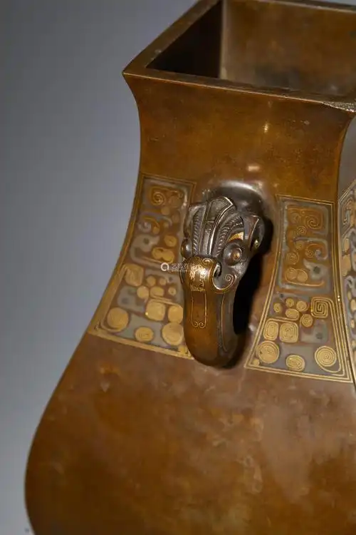 清乾隆铜错金银兽面纹四方壶
