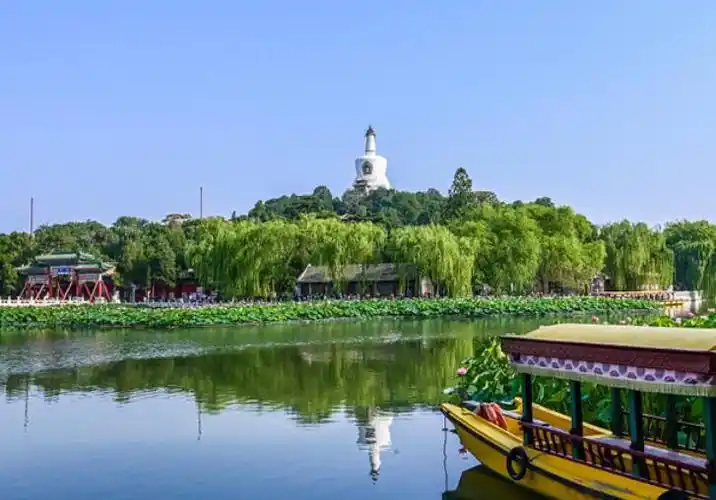 北京夏日北海公园景色美如画