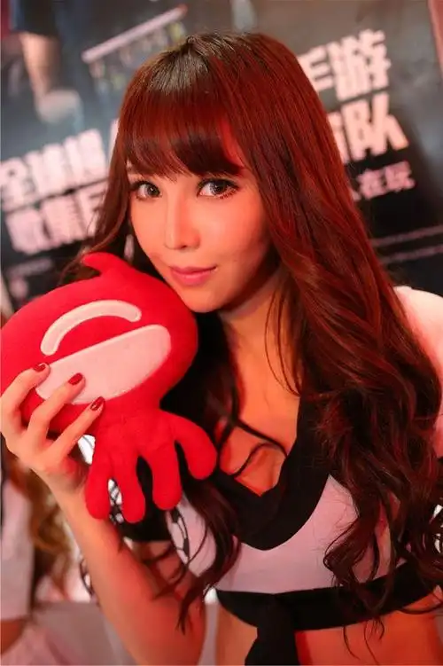 女神蜂拥而至索吻合影 网易小易或成cj最大赢家|2014cj|chinajoy2014