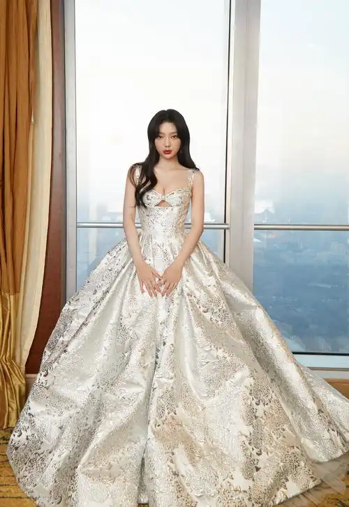 李紫婷新巴洛克未来感造型惊艳优雅浪漫身材性感