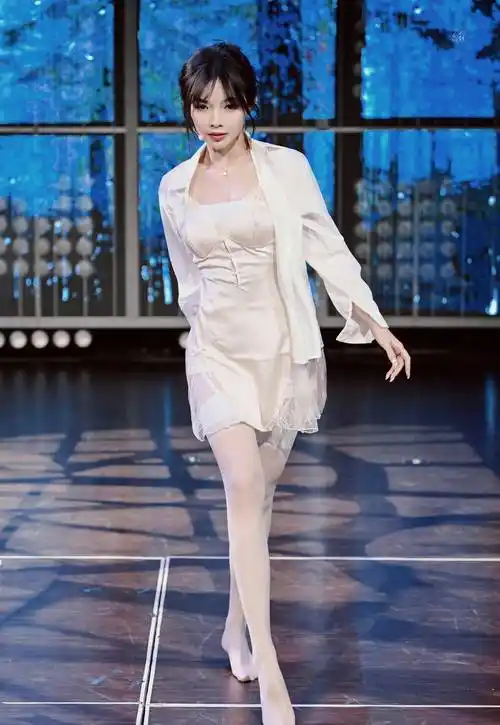 总之,许杨玉琢在snh48女团的演出中以吊带白丝袜造型