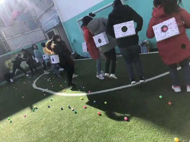 游戏《母鸡下蛋》,家长们也玩得不亦乐乎,一起感受童年的快乐.