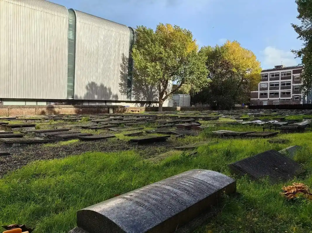 英国人对于墓地的认知确实与东方不同,把墓地放在校园中心,在英 - 抖