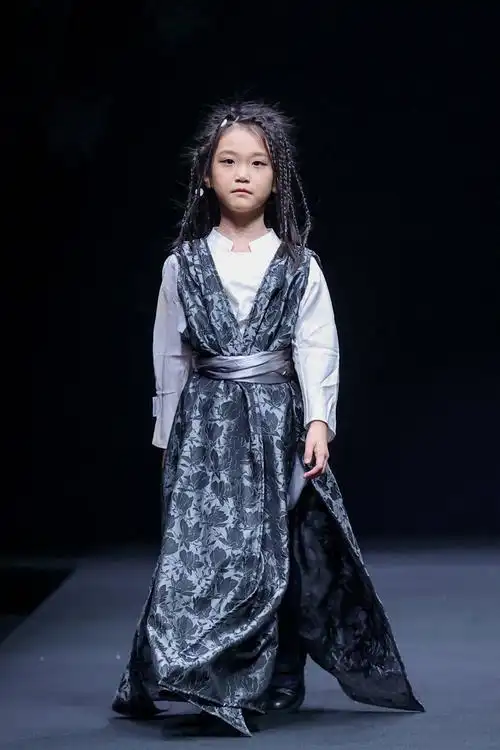 国潮设计新势力!阿佳娜姆民族风潮星童模秀惊艳中国时装周