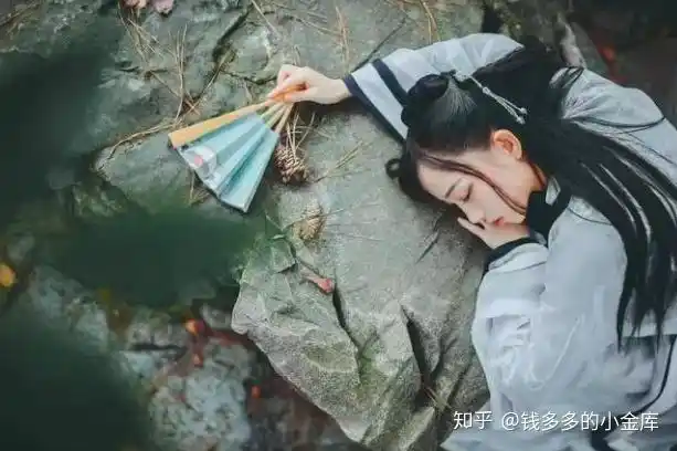 清新飘逸在淡雅的茉莉花丛中邂逅羽衣霓裳,广袖飘飘在世界茉莉博览园