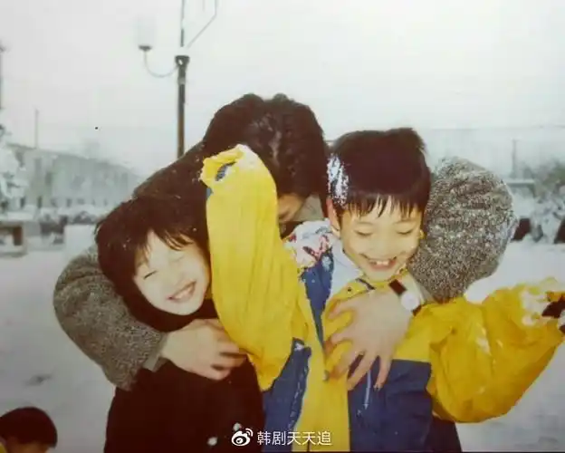 金高银小时候的照片也是明亮灿烂的笑容,挤眉弄眼一看就是个活泼可爱