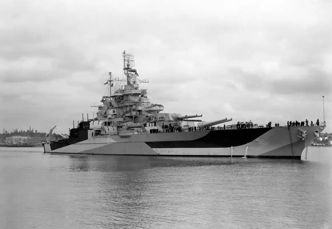 由于马里兰号停在俄克拉荷马号的内侧,所以没有受到鱼雷的袭击,但有两