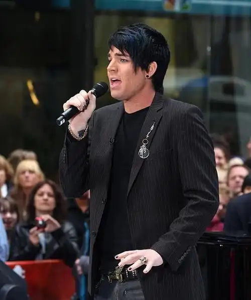 亚当兰伯特帅气十足是美国流行男歌手