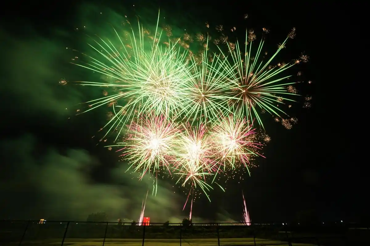 震撼滨海南沙上演大型烟花秀美图奉上