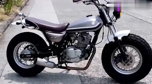 新款200cc铃木vanvan摩托车展示,超大的轮胎成功吸引了我