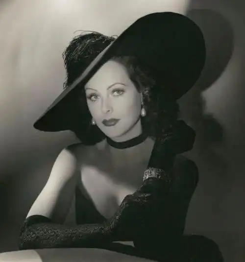 5亿美元,六段失败婚姻,她比赫本还传奇