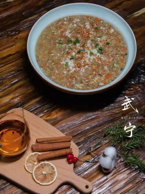 在鱼米乡情餐厅,大厨给我们做了武宁什锦汤,砂锅棍子鱼和腊肉豆腐子