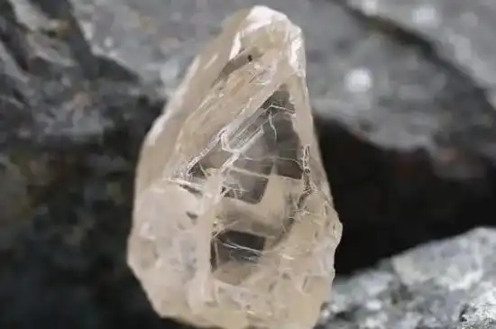 钻石原石表面特征