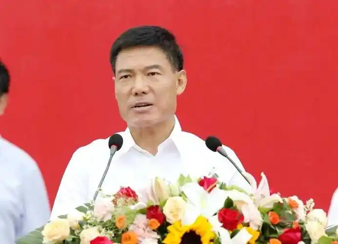 烟建集团常务副总裁孔超,烟台飞龙集团有限公司董事长宋勇代表参建