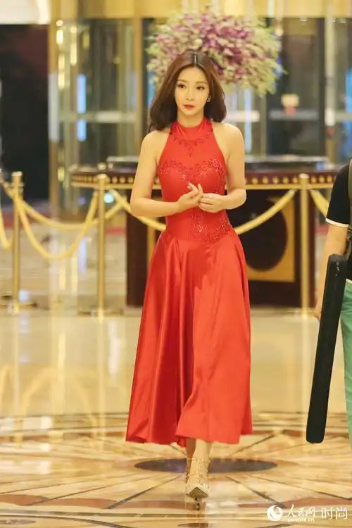 柳岩高开衩红舞裙回酒店 兴致高遇拍摄甜笑回应