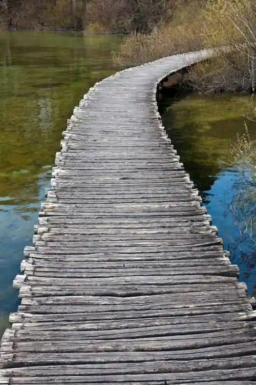 小河上的木桥