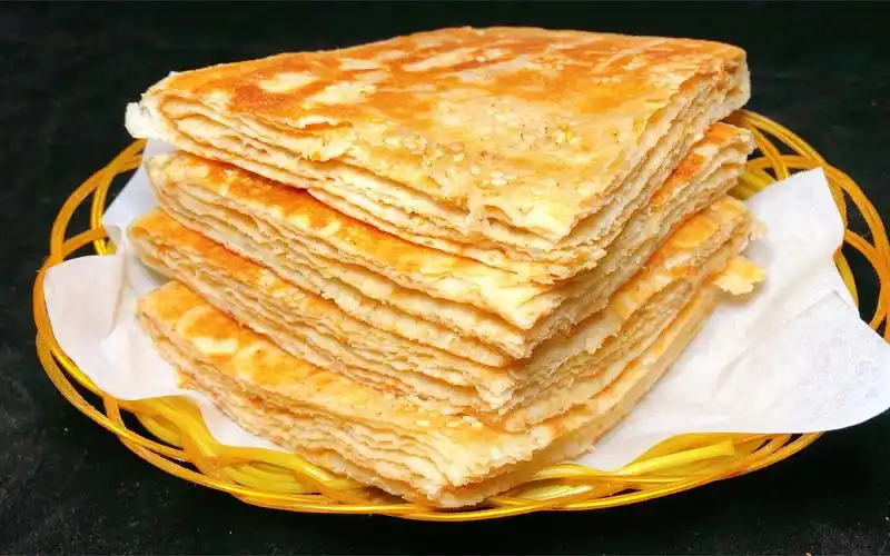 老人孩子最钟爱的麻酱千层饼,不用费事上锅蒸,家用饼铛就能搞定