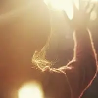 背光夕阳女生头像 夕阳下的女生背影唯美头像_微信头像图片大全