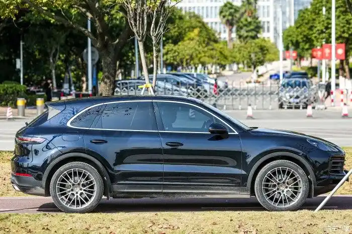 保时捷cayenne月光蓝外景实拍