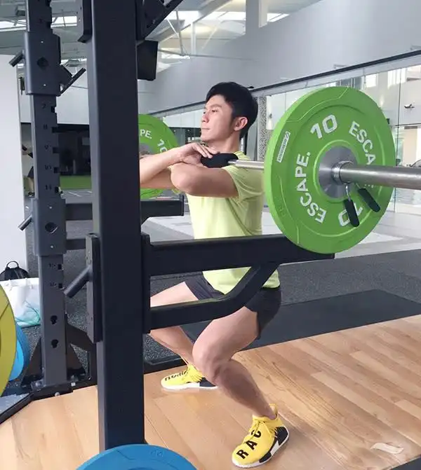 李晨常年坚持健身,手臂肌肉线条明显,坦言主要靠3点维持身材