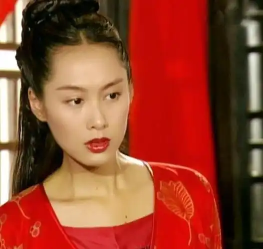 《如来神掌》中的朱茵,红妆似火,烈焰红唇,带几分男儿气概