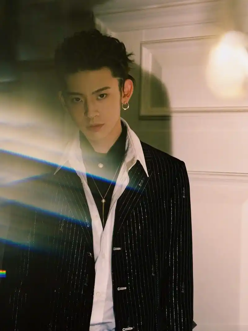 小鬼王琳凯 一身黑白叠穿,鎏银西装造型亮相成都,复古羊毛卷发型似