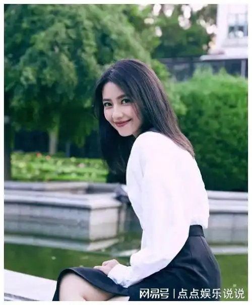 高圆圆街头现身44岁状态亮眼依旧气质优雅引人瞩目