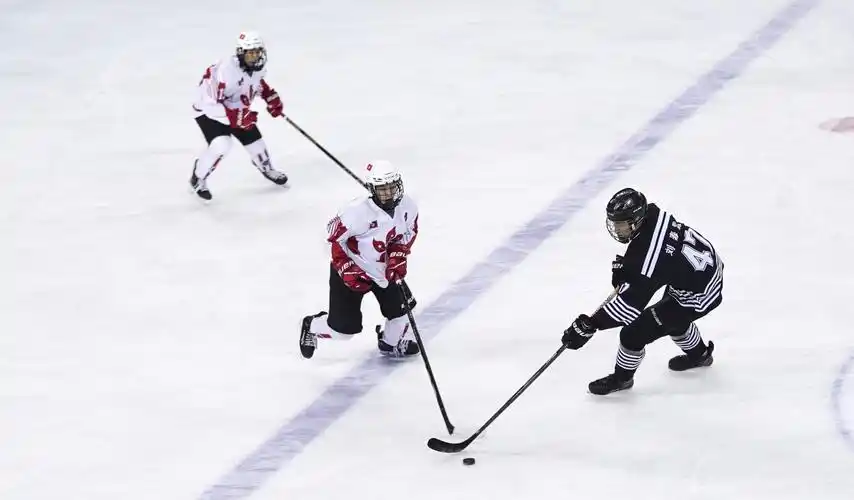 十四冬冰球青年组男子比赛内蒙古队小组第一进入排位赛