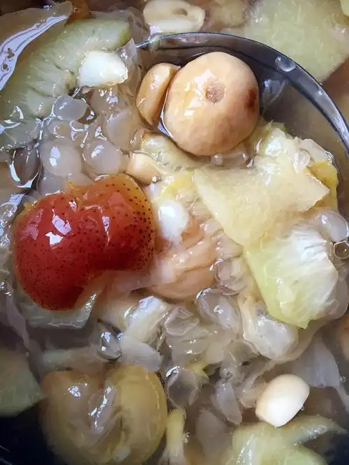 山楂雪莲子什锦甜汤