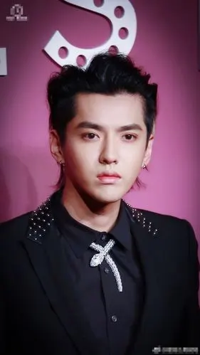 吴亦凡活动中秀流利英语,一脸冷酷鲜少露笑容,粉丝:道明寺本人