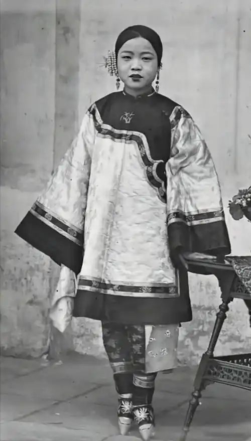 清末老照片:吸食鸦片的清朝格格,义和团成员被当街斩首_腾讯新闻