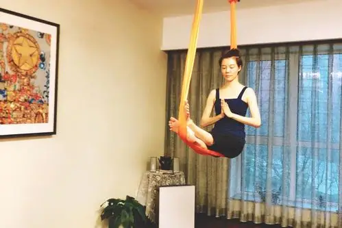 车晓晒健身照姿势惊呆网友 绳上打坐似小龙女